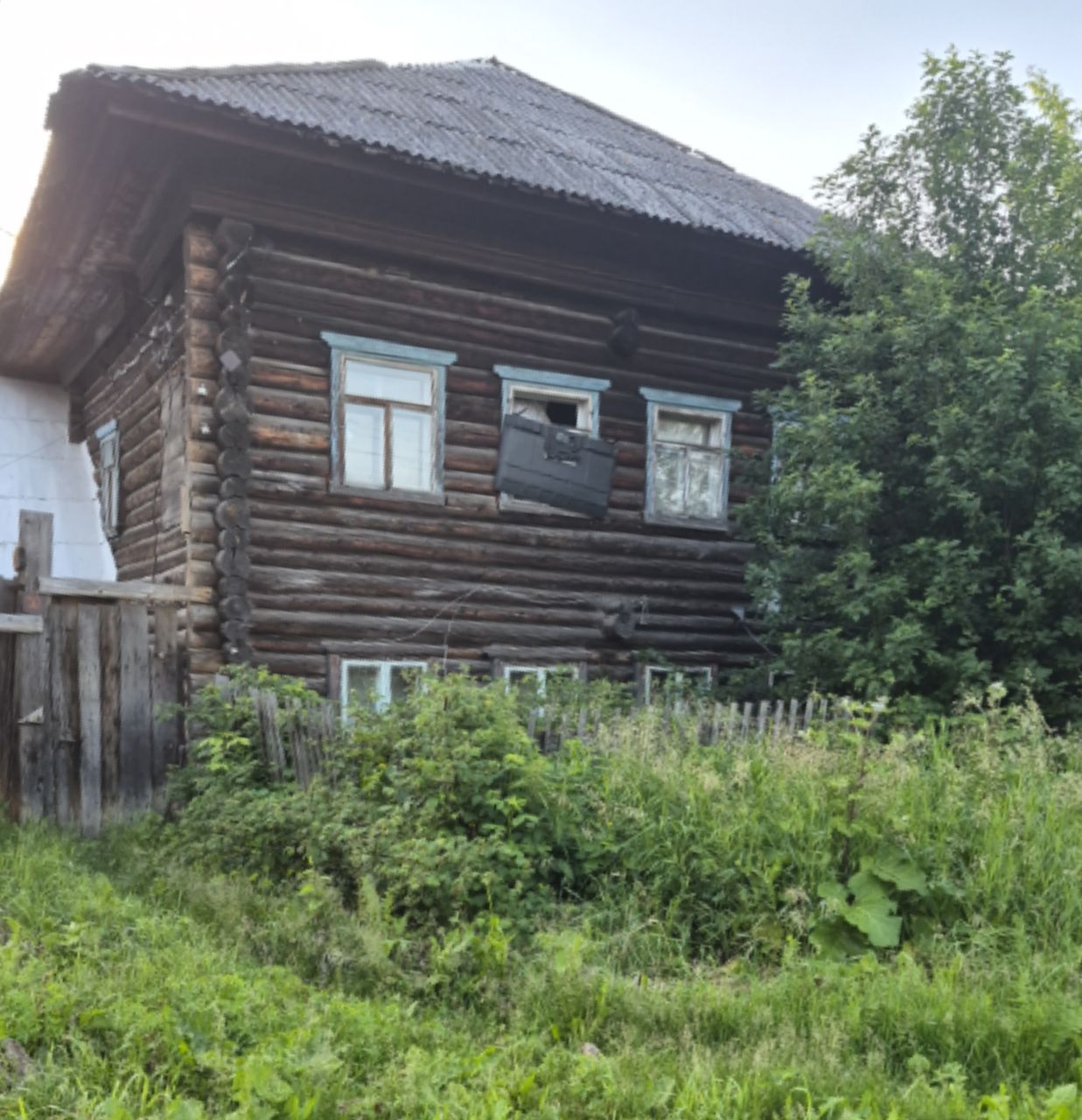 Иллюстрация к слову: интересно, что по телеку показывают? 🤔