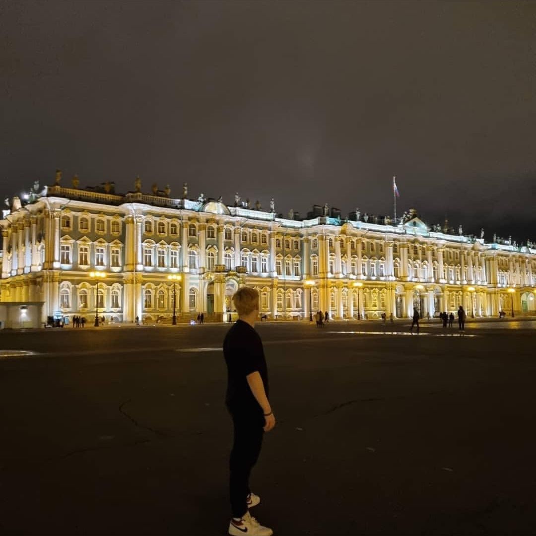 Иллюстрация к слову: В прошлом посту я был на Красной площади, а это я 6 лет наз…