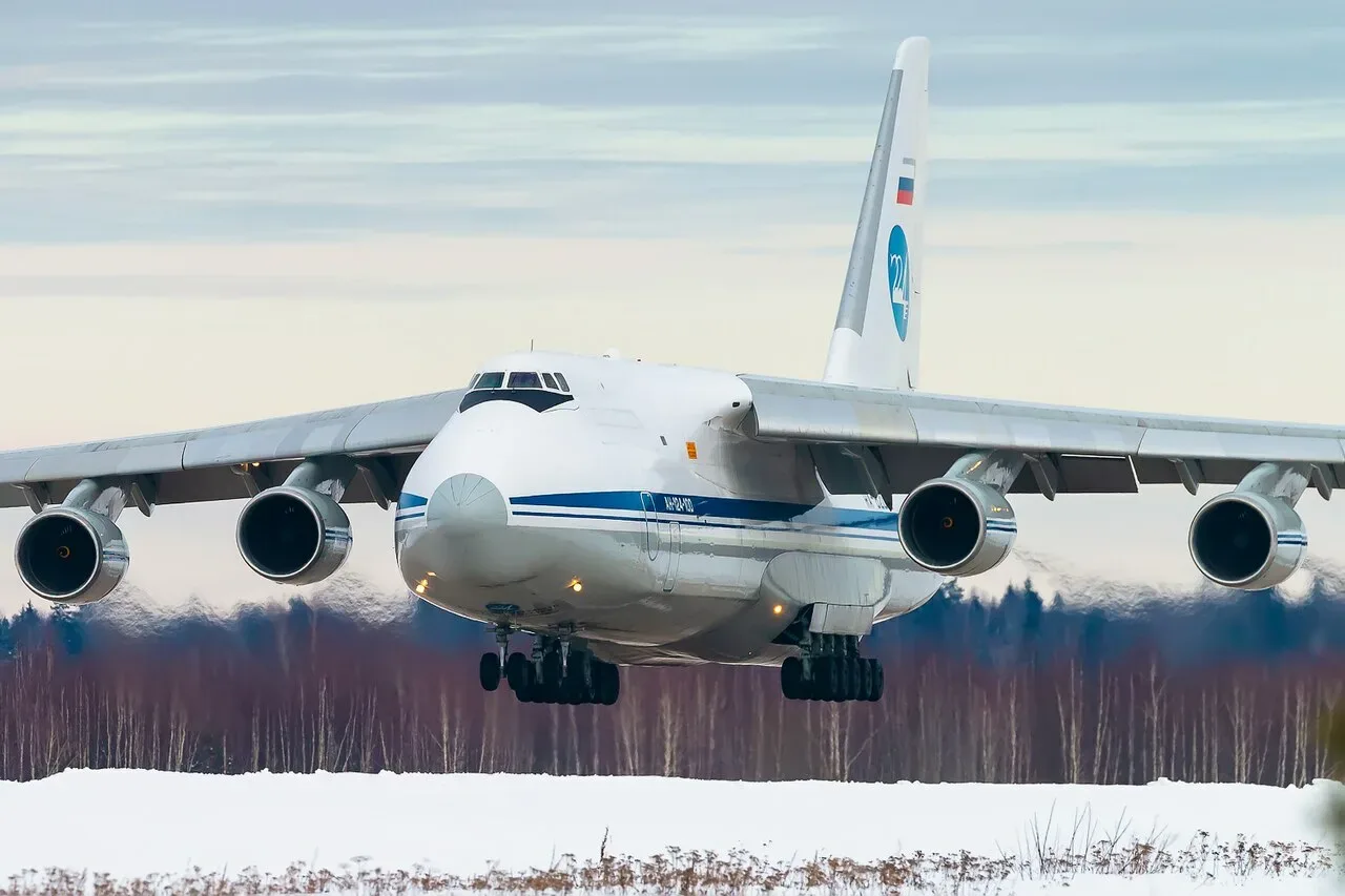 Иллюстрация к слову: Тяжелые транспортные самолеты Ан-124 и Ил-76МД 90А приземли…