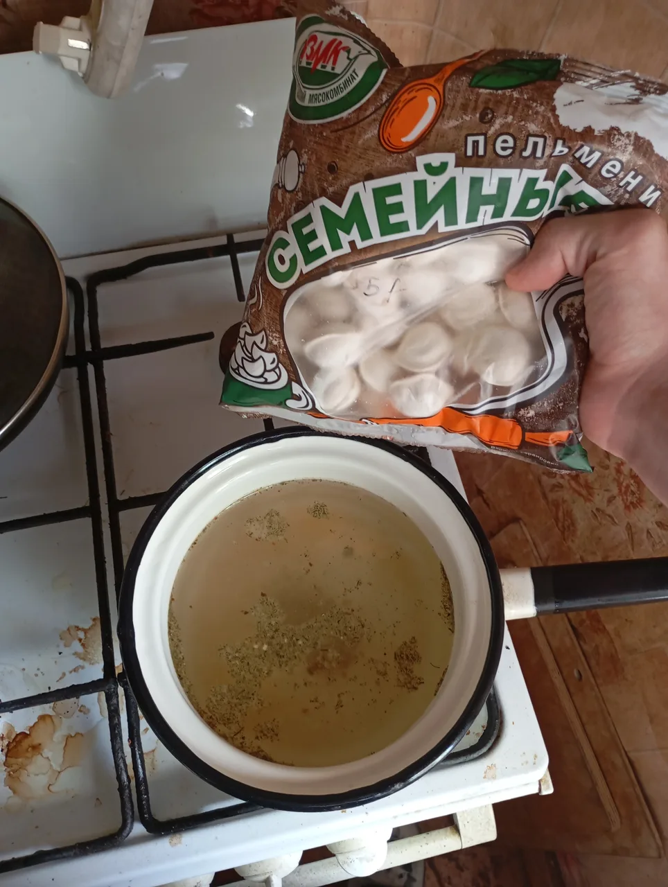 Иллюстрация к слову: А я щяс пельмени варю