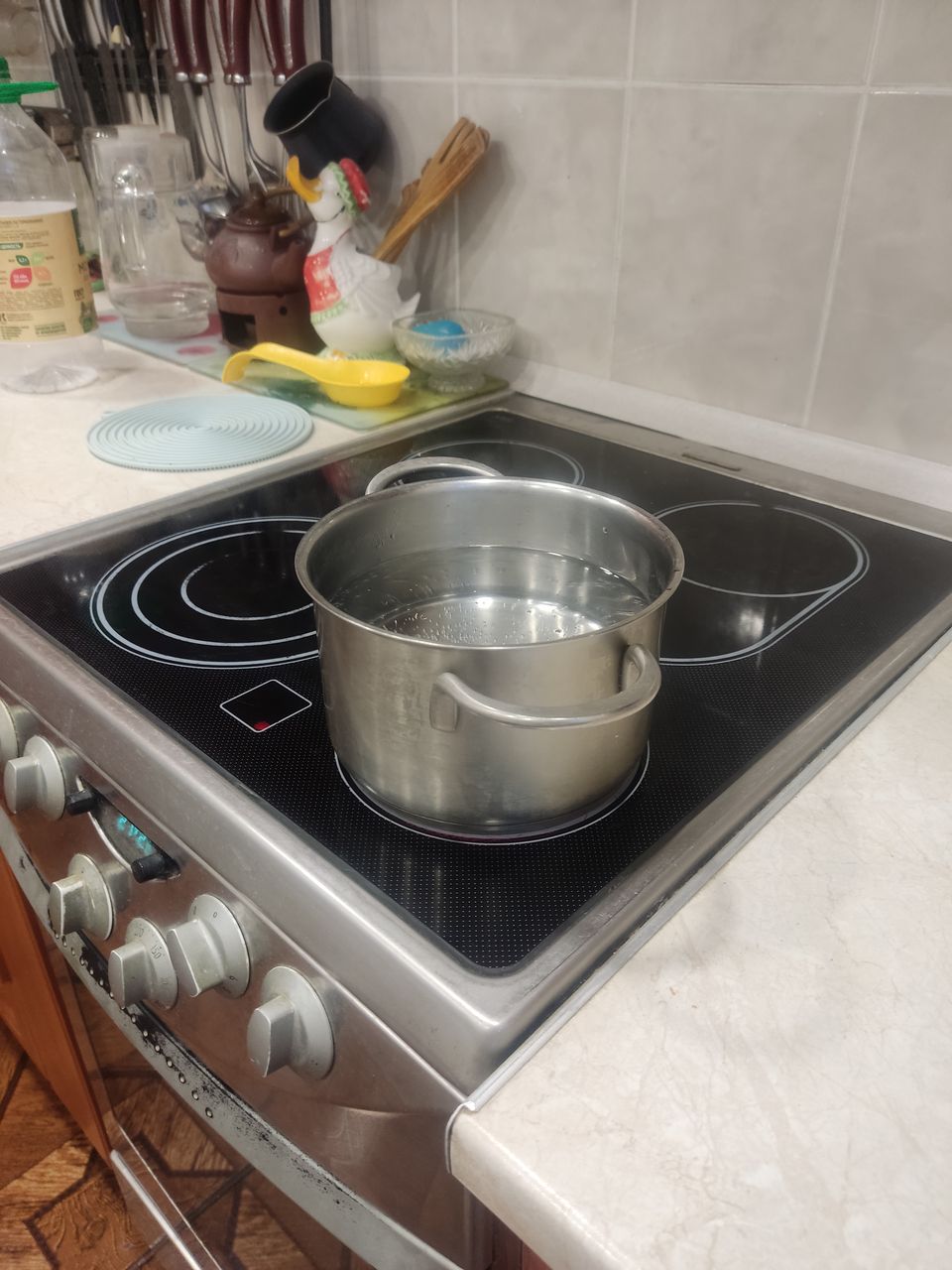 Иллюстрация к слову: Пришёл с работы, помылся жду воду чтобы закинуть пельмени
