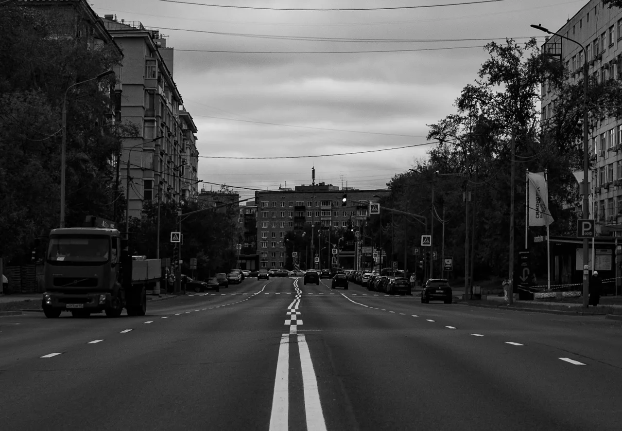 Иллюстрация к слову: Серые люди, серые будни, серый рассвет, серый закат...