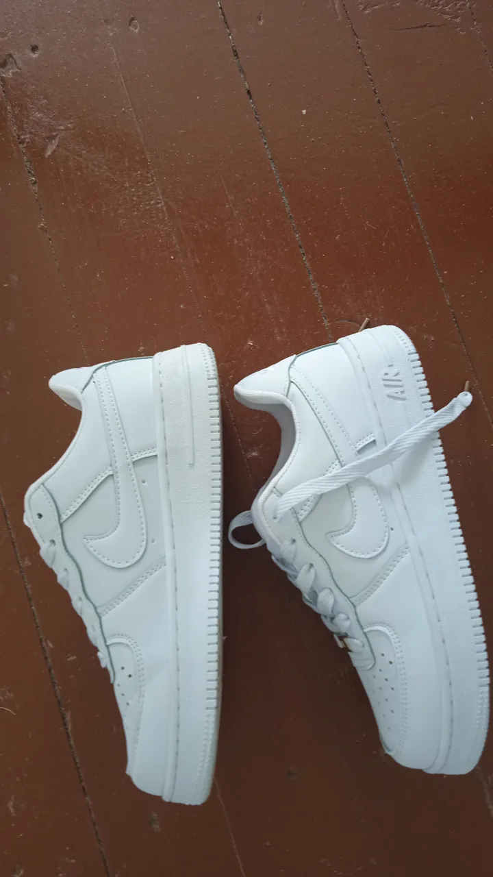 Иллюстрация к слову: Я купил новые Nike Air Force 1 у меня размер ноги 37 и я не…
