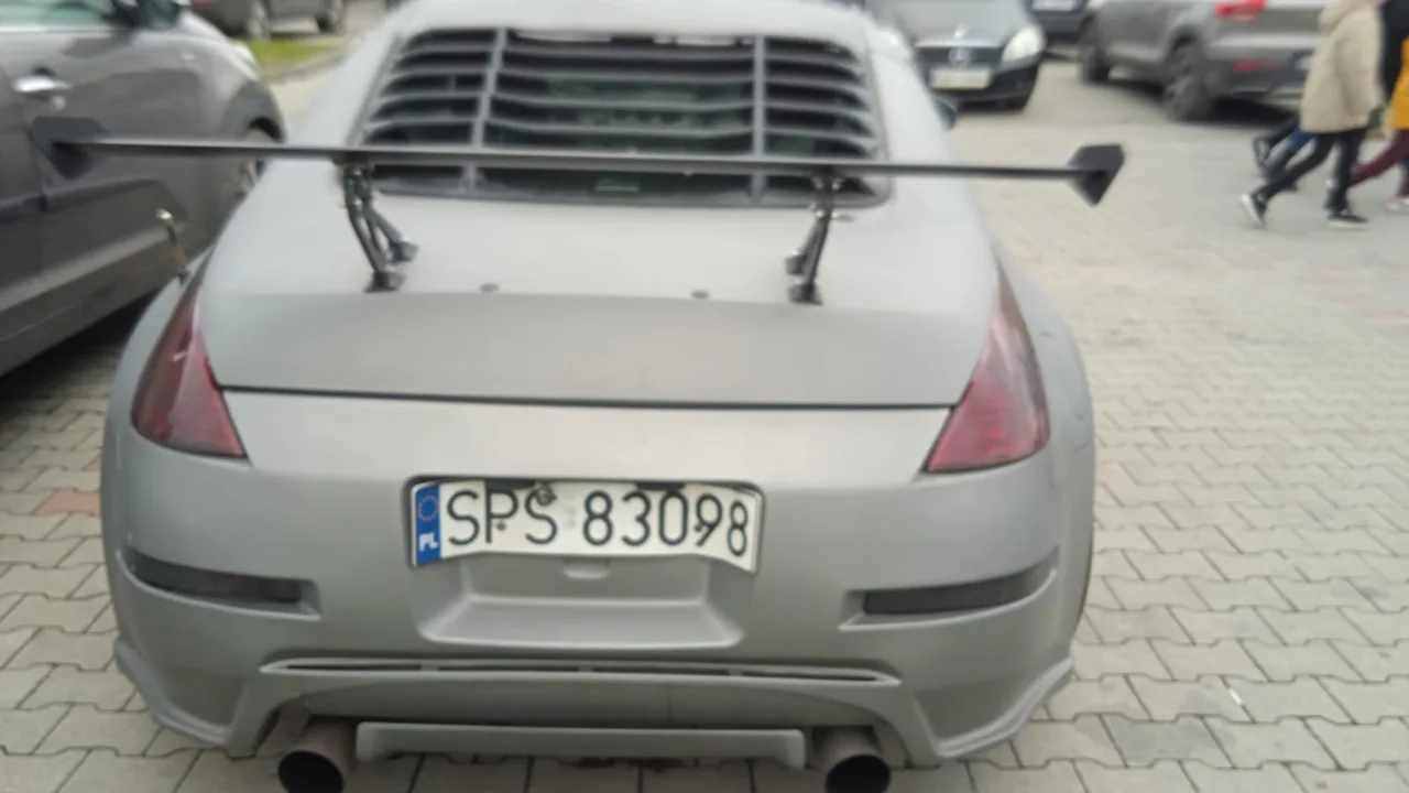 Иллюстрация к слову: Ляпата какая Nissan Fairlady 350z