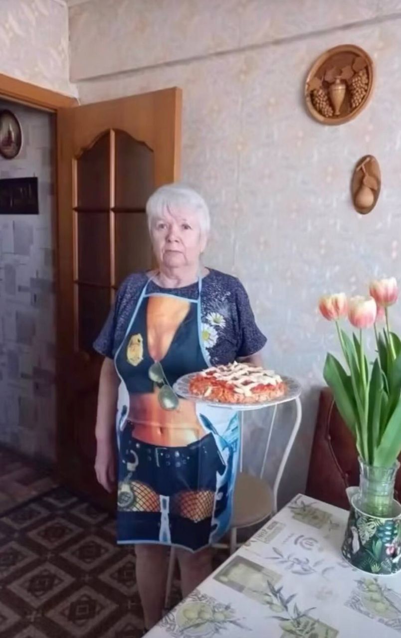 Иллюстрация к слову: Моя девушка приготовила мне пирог 🥰 Смотрите какой аппетит…