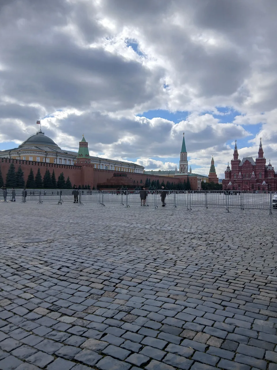 Иллюстрация к слову: Два часа назад прилетел в Россию. Стою и смотрю, как на кра…